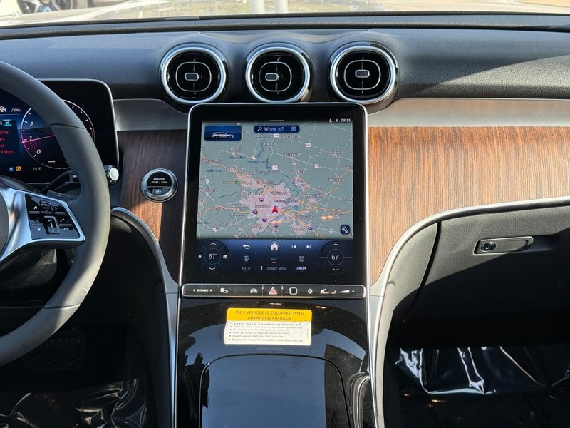 Mercedes-Benz GLC Vehicle Full-screen Gallery Image 11