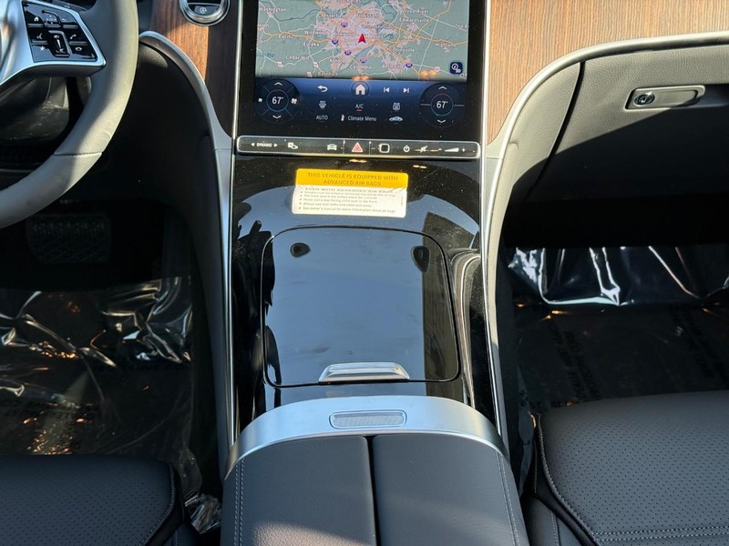 Mercedes-Benz GLC Vehicle Full-screen Gallery Image 12