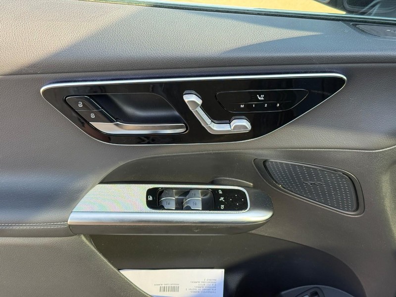 Mercedes-Benz GLC Vehicle Full-screen Gallery Image 13