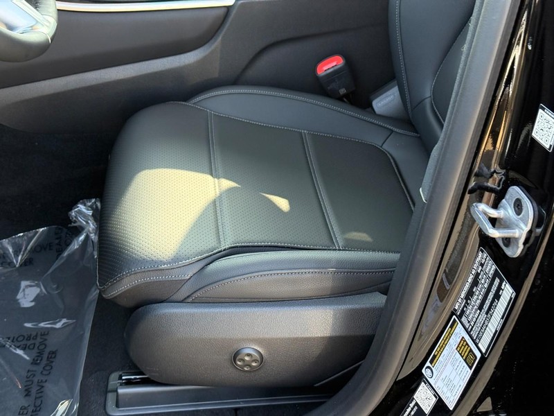 Mercedes-Benz GLC Vehicle Full-screen Gallery Image 14