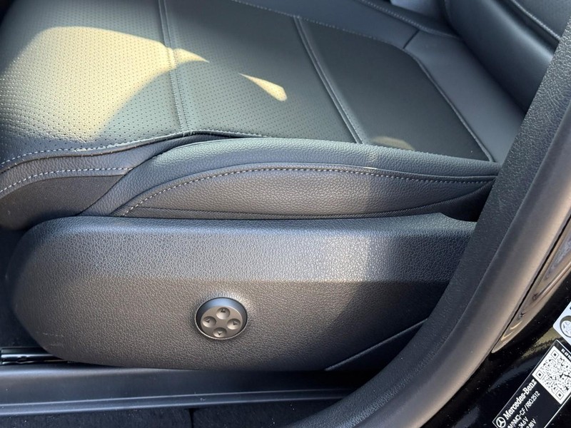 Mercedes-Benz GLC Vehicle Full-screen Gallery Image 15