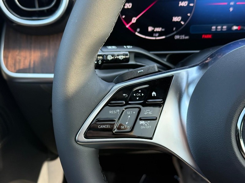 Mercedes-Benz GLC Vehicle Full-screen Gallery Image 16