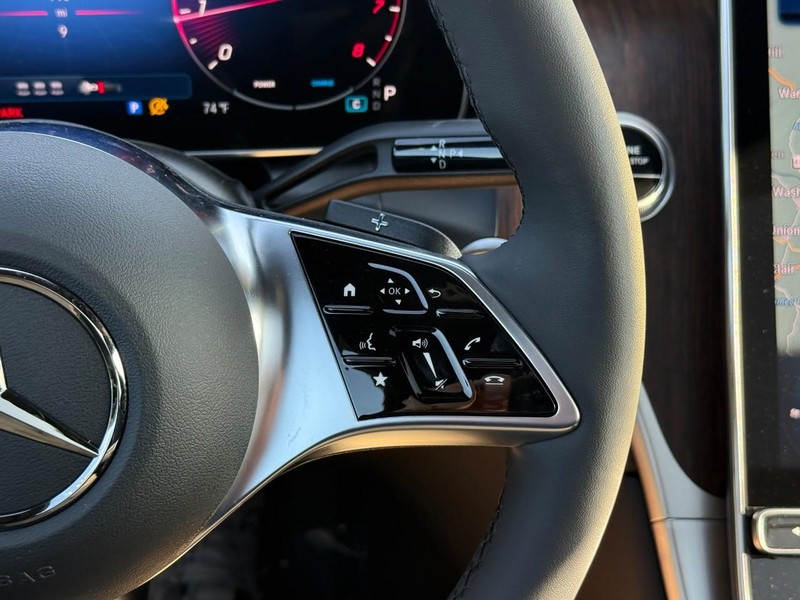 Mercedes-Benz GLC Vehicle Full-screen Gallery Image 17