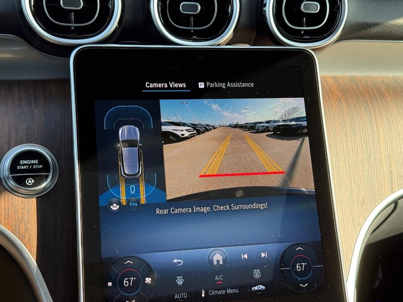 Mercedes-Benz GLC Vehicle Full-screen Gallery Image 18