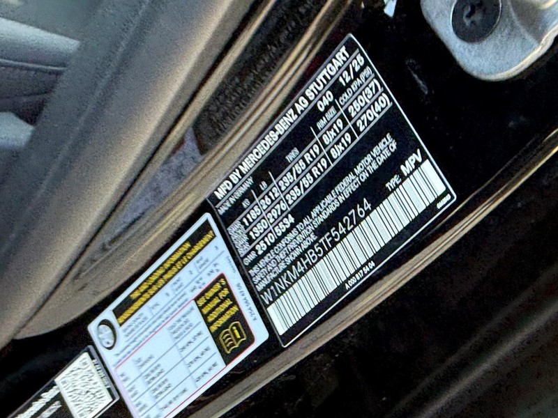 Mercedes-Benz GLC Vehicle Full-screen Gallery Image 19