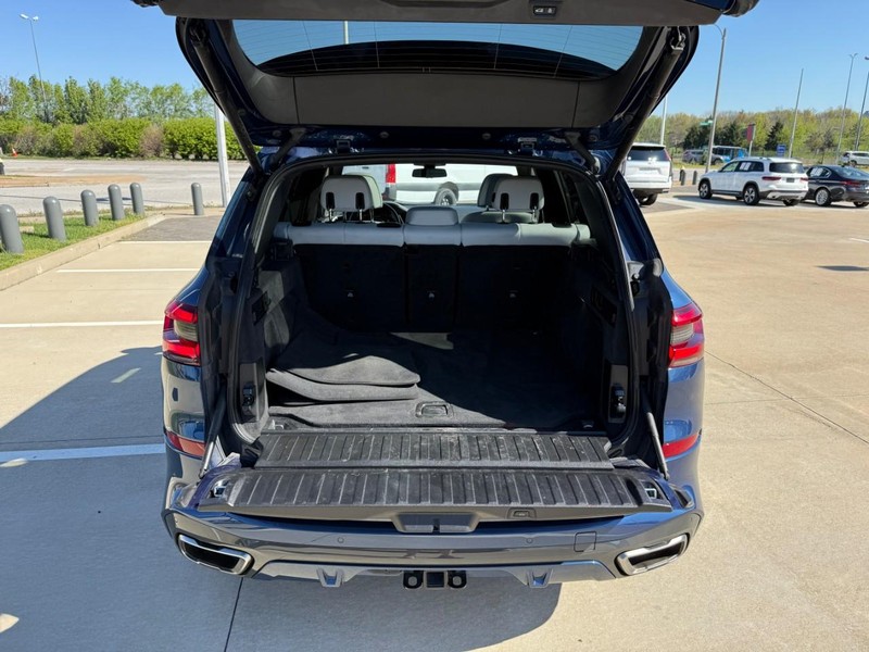 BMW X5 Vehicle Full-screen Gallery Image 8