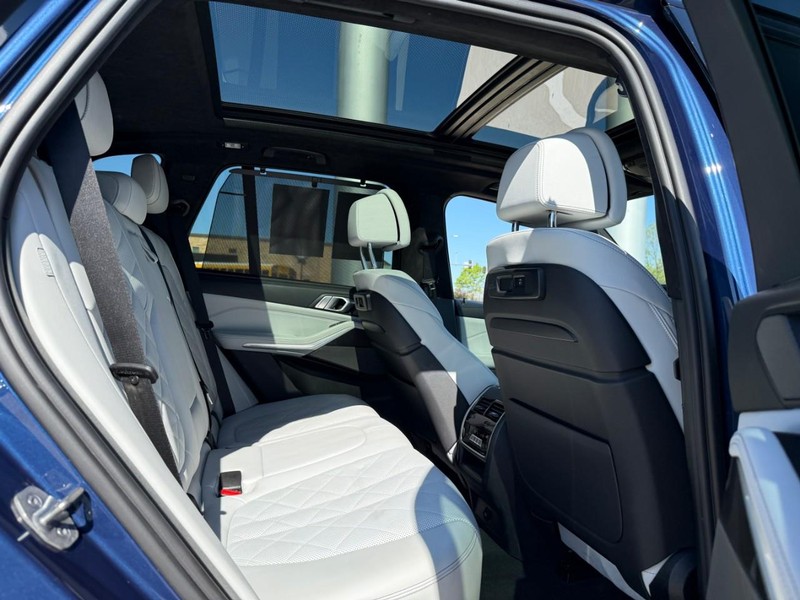 BMW X5 Vehicle Full-screen Gallery Image 10