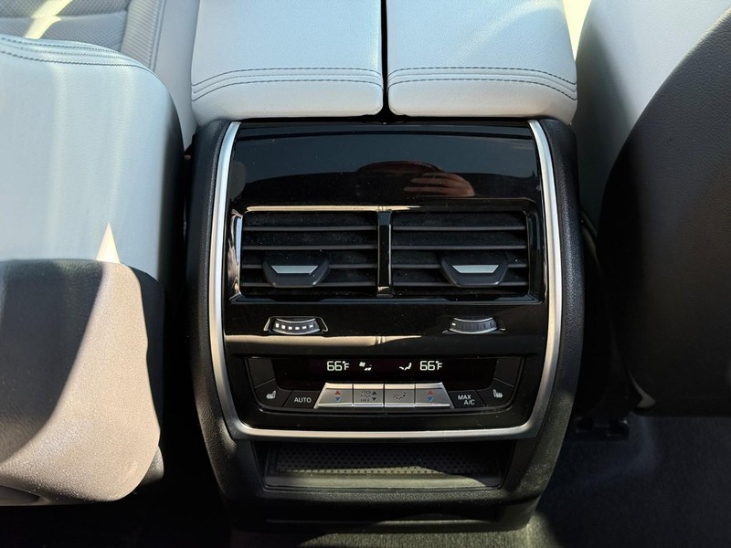 BMW X5 Vehicle Full-screen Gallery Image 16