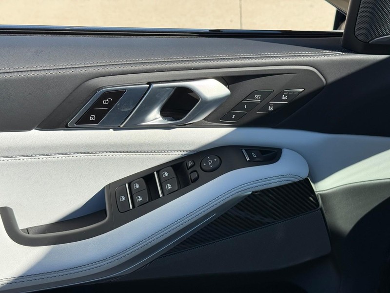 BMW X5 Vehicle Full-screen Gallery Image 17