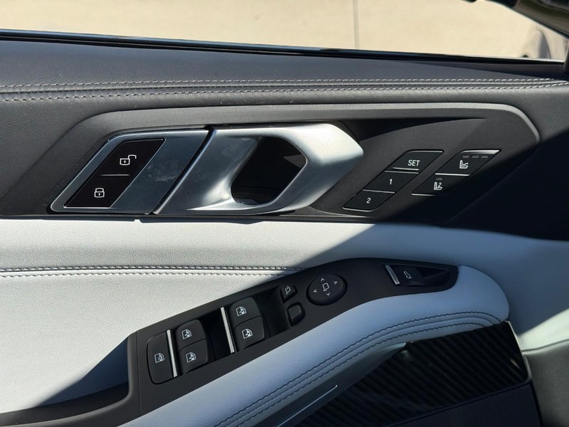 BMW X5 Vehicle Full-screen Gallery Image 18