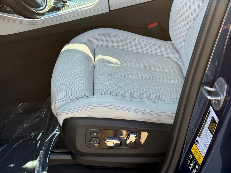 BMW X5 Vehicle Full-screen Gallery Image 19