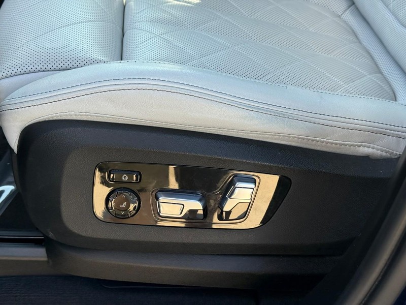 BMW X5 Vehicle Full-screen Gallery Image 20