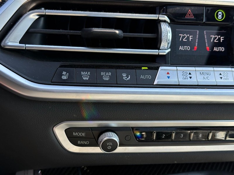 BMW X5 Vehicle Full-screen Gallery Image 25