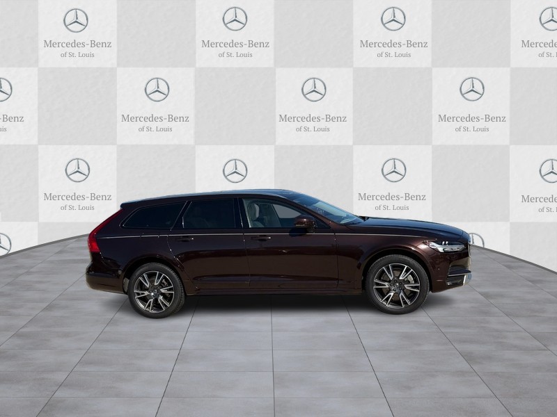 Volvo V90 Cross Country Vehicle Full-screen Gallery Image 2