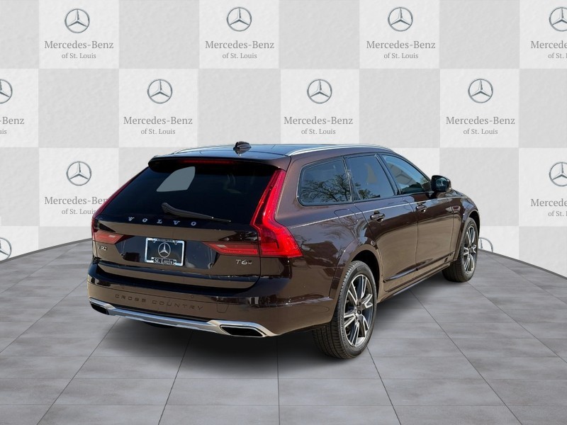 Volvo V90 Cross Country Vehicle Full-screen Gallery Image 3