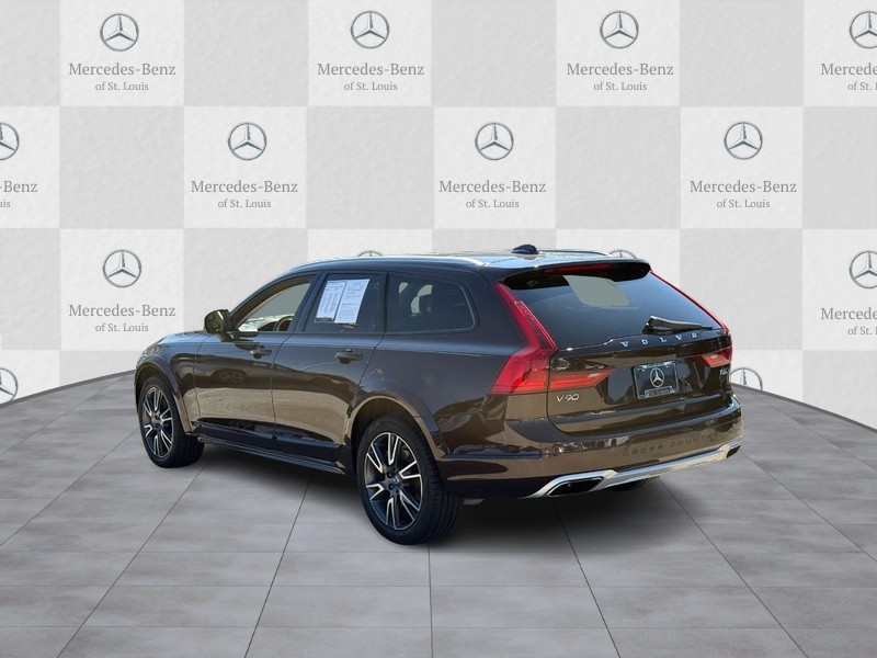 Volvo V90 Cross Country Vehicle Full-screen Gallery Image 4