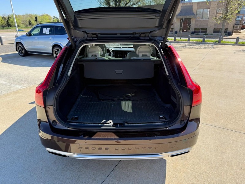 Volvo V90 Cross Country Vehicle Full-screen Gallery Image 8