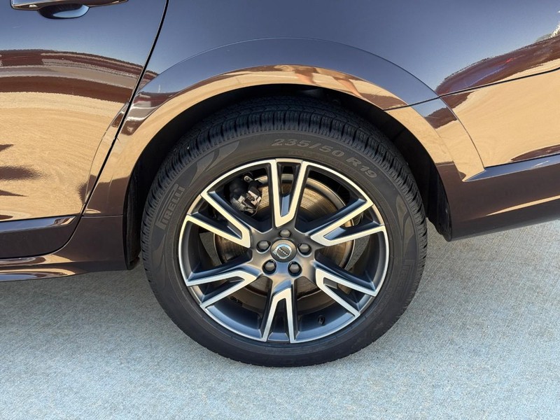 Volvo V90 Cross Country Vehicle Full-screen Gallery Image 9