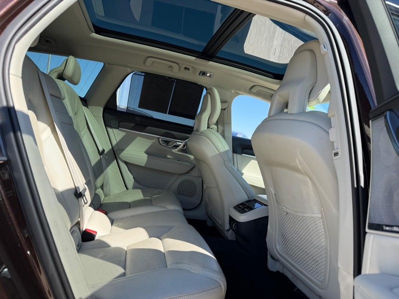 Volvo V90 Cross Country Vehicle Full-screen Gallery Image 10