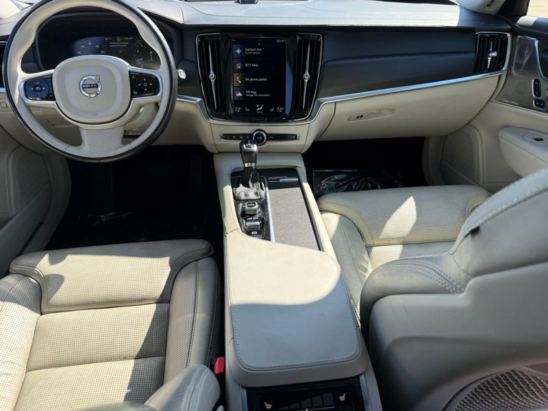 Volvo V90 Cross Country Vehicle Full-screen Gallery Image 11