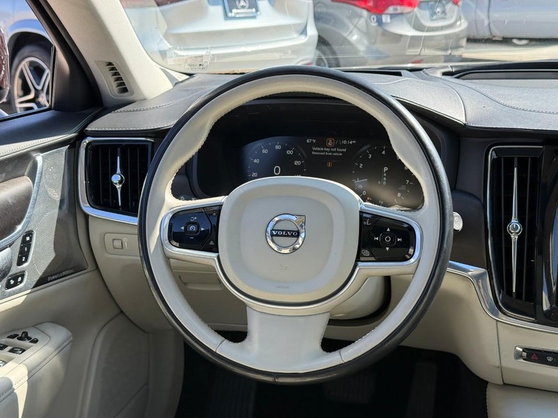 Volvo V90 Cross Country Vehicle Full-screen Gallery Image 12