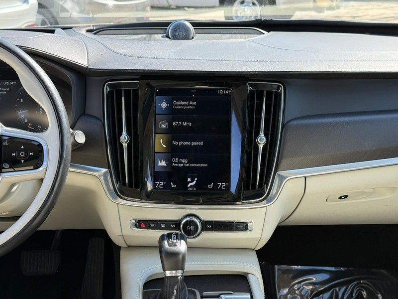 Volvo V90 Cross Country Vehicle Full-screen Gallery Image 13