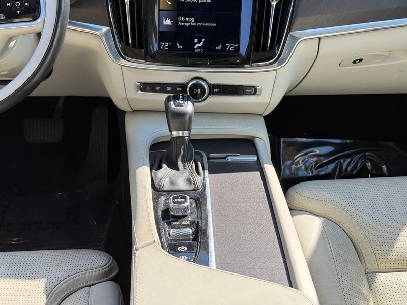 Volvo V90 Cross Country Vehicle Full-screen Gallery Image 14