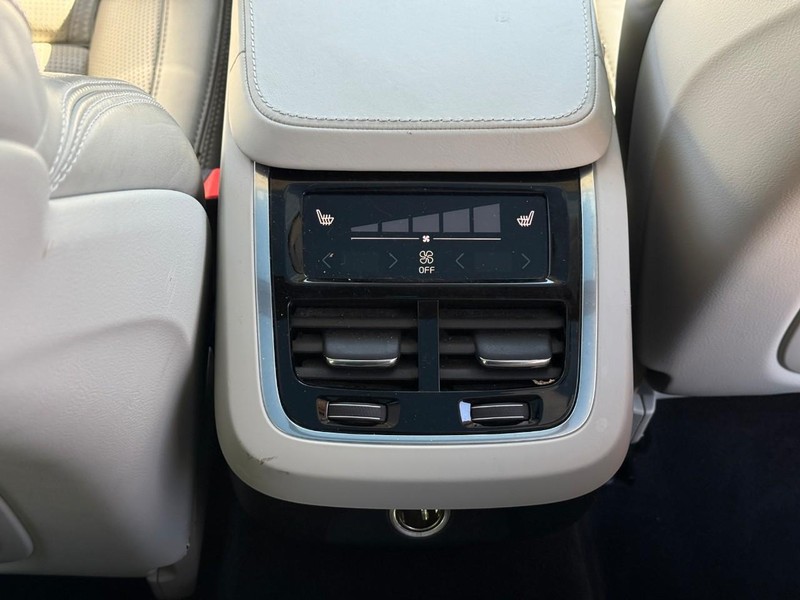 Volvo V90 Cross Country Vehicle Full-screen Gallery Image 15