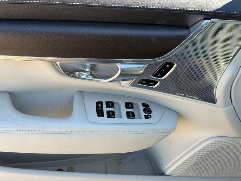 Volvo V90 Cross Country Vehicle Full-screen Gallery Image 16