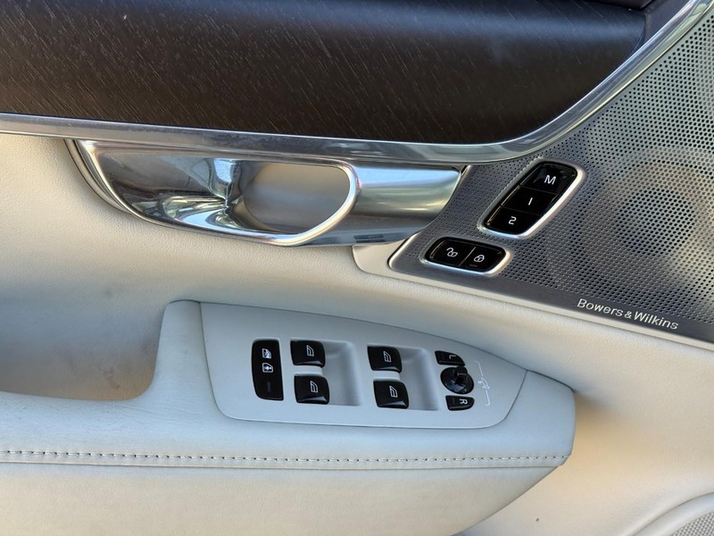 Volvo V90 Cross Country Vehicle Full-screen Gallery Image 17