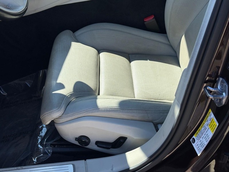 Volvo V90 Cross Country Vehicle Full-screen Gallery Image 18