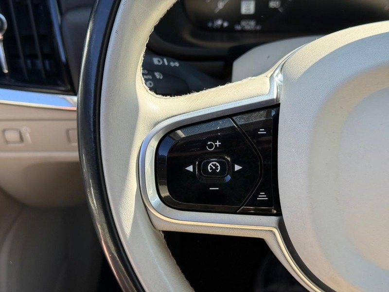 Volvo V90 Cross Country Vehicle Full-screen Gallery Image 19