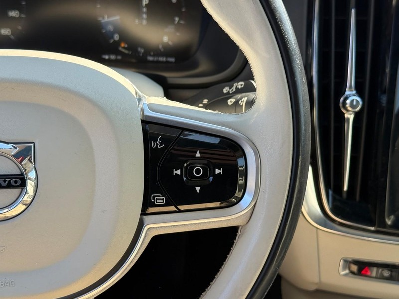 Volvo V90 Cross Country Vehicle Full-screen Gallery Image 20