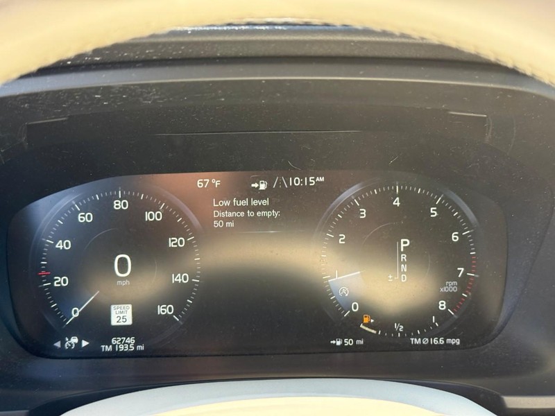 Volvo V90 Cross Country Vehicle Full-screen Gallery Image 21