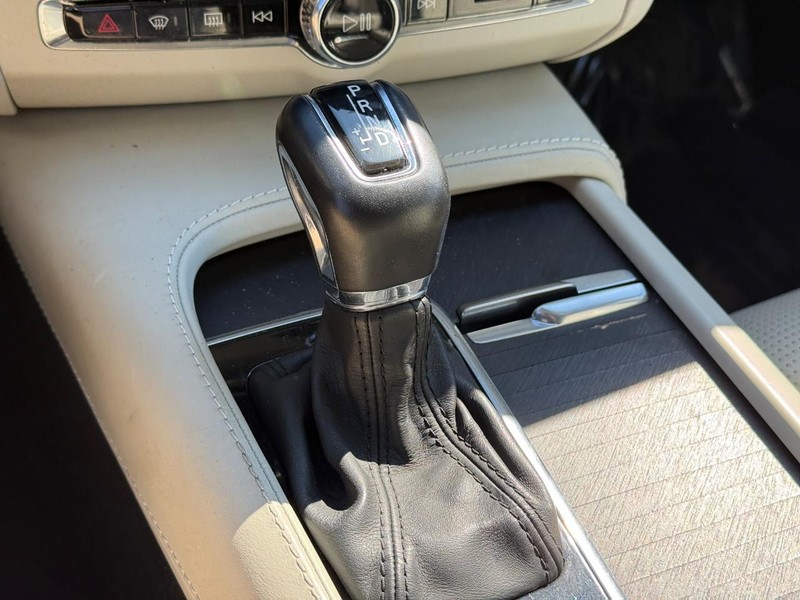 Volvo V90 Cross Country Vehicle Full-screen Gallery Image 22