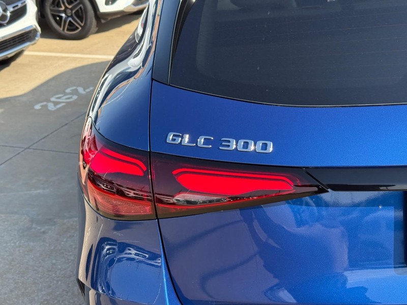 Mercedes-Benz GLC Vehicle Full-screen Gallery Image 4