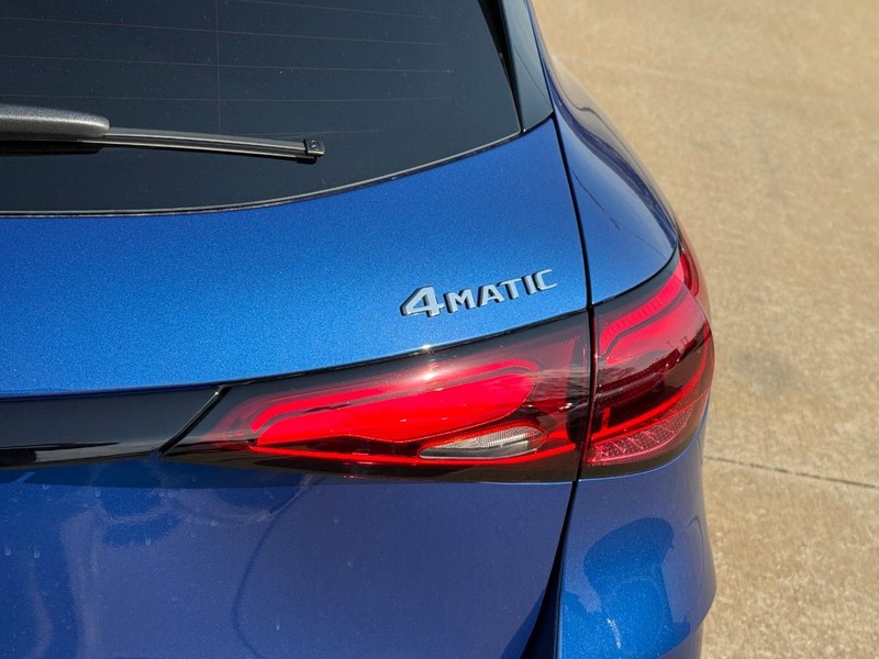 Mercedes-Benz GLC Vehicle Full-screen Gallery Image 5