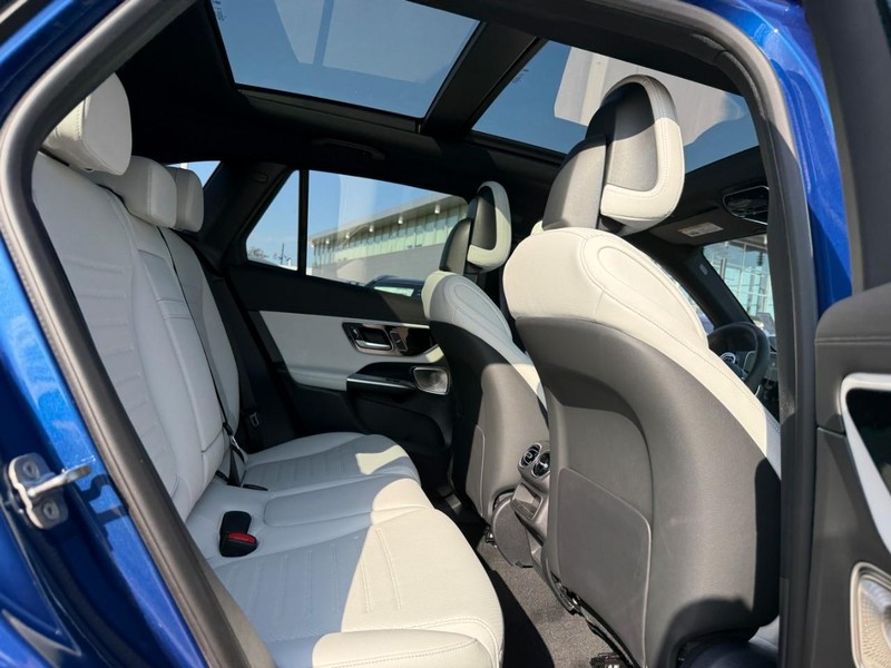 Mercedes-Benz GLC Vehicle Full-screen Gallery Image 6