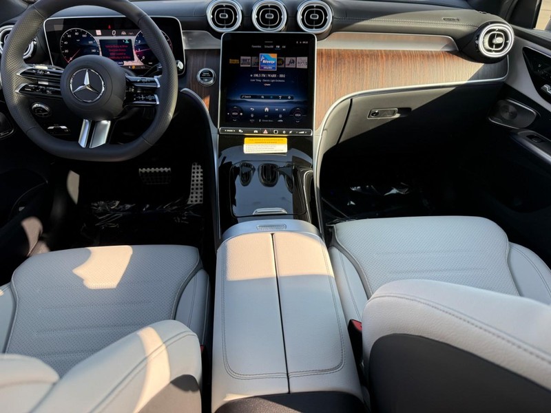 Mercedes-Benz GLC Vehicle Full-screen Gallery Image 7