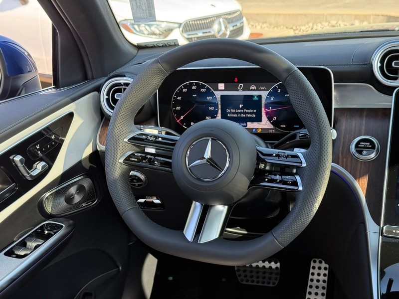Mercedes-Benz GLC Vehicle Full-screen Gallery Image 8
