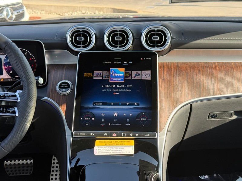 Mercedes-Benz GLC Vehicle Full-screen Gallery Image 9