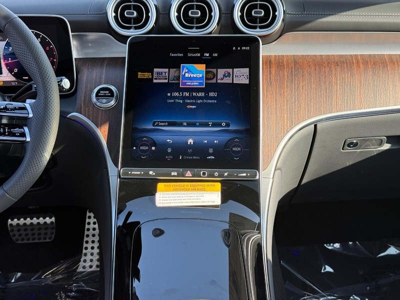 Mercedes-Benz GLC Vehicle Full-screen Gallery Image 10