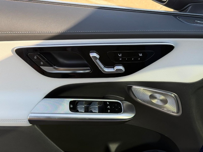 Mercedes-Benz GLC Vehicle Full-screen Gallery Image 11