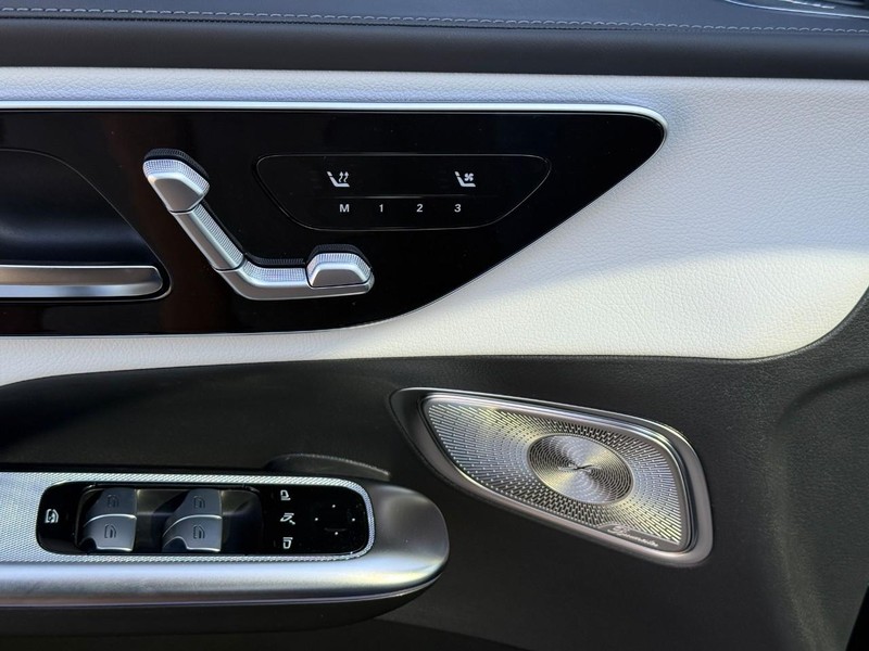 Mercedes-Benz GLC Vehicle Full-screen Gallery Image 12