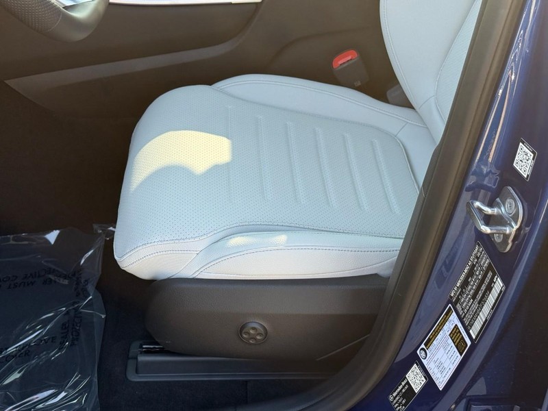 Mercedes-Benz GLC Vehicle Full-screen Gallery Image 13