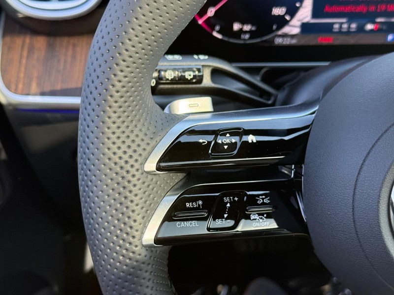 Mercedes-Benz GLC Vehicle Full-screen Gallery Image 14