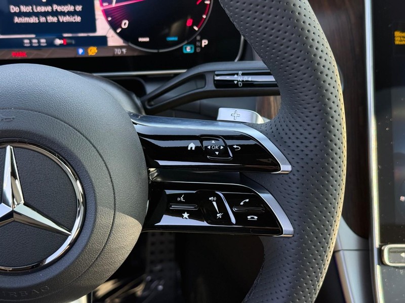 Mercedes-Benz GLC Vehicle Full-screen Gallery Image 15