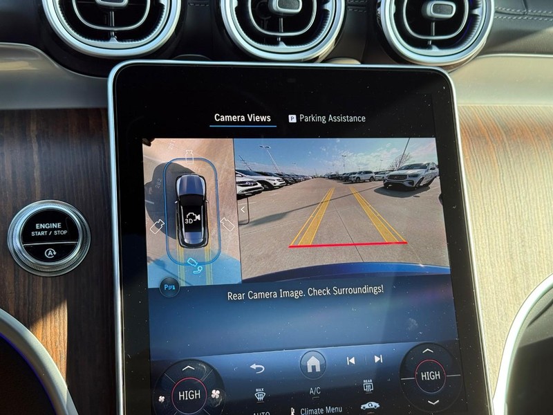 Mercedes-Benz GLC Vehicle Full-screen Gallery Image 16