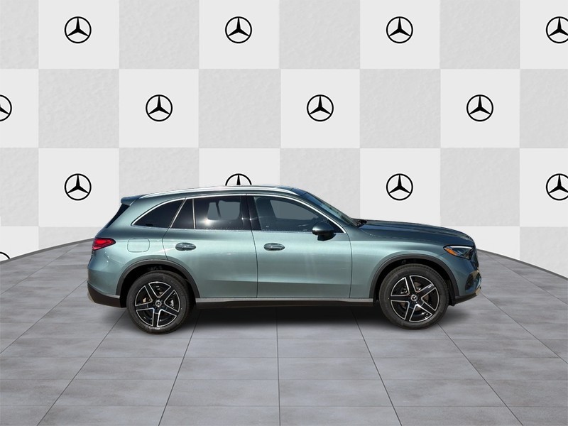 Mercedes-Benz GLC Vehicle Full-screen Gallery Image 2