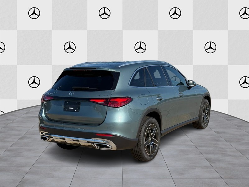 Mercedes-Benz GLC Vehicle Full-screen Gallery Image 3